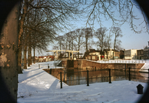 830663 Gezicht op de Oude Sluis te Vreeswijk (Nieuwegein), tijdens winterse omstandigheden.